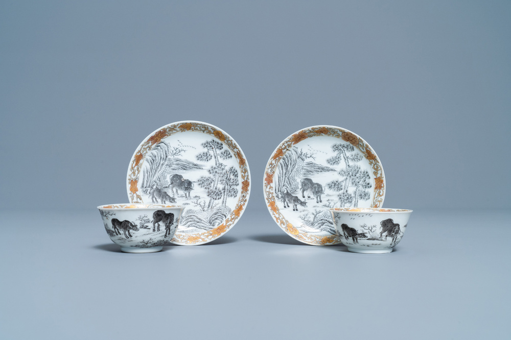 Une paire de tasses et soucoupes en porcelaine de Chine grisaille et dor&eacute; &agrave; d&eacute;cor de buffles, Yongzheng