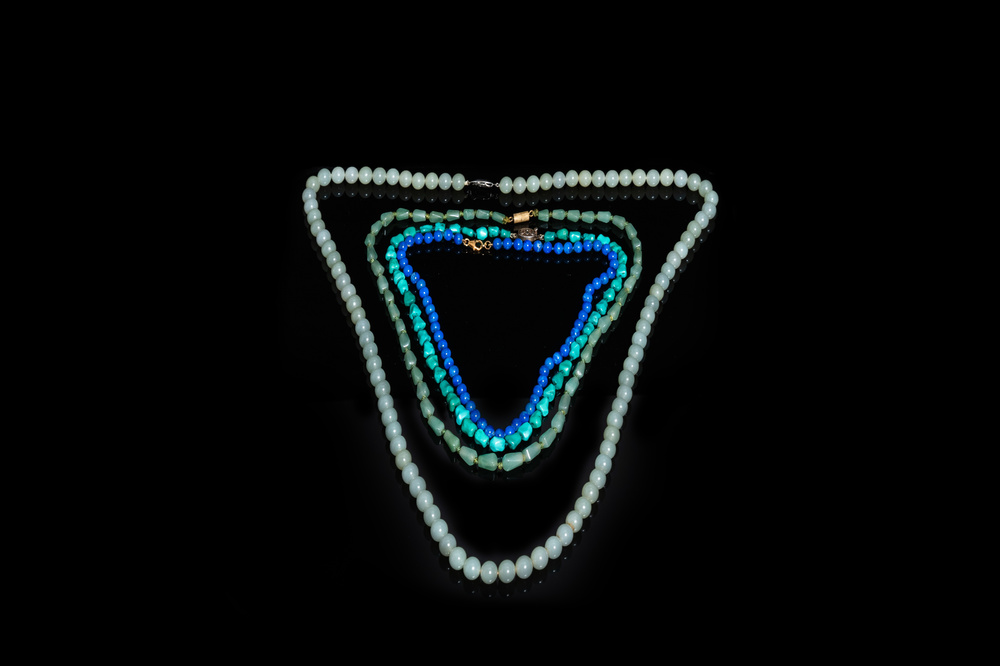 Quatre colliers en jade, lapis lazuli et turquoise, Chine, 19/20&egrave;me