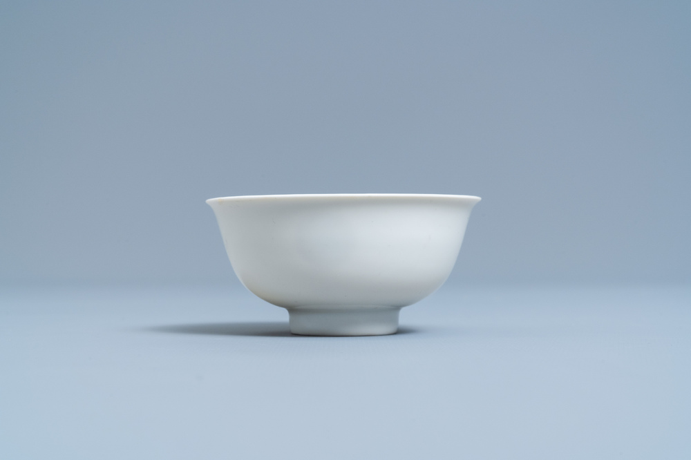 Een Chinese monochrome wit-geglazuurde kom met anhua drakendecor, Yongzheng merk en periode