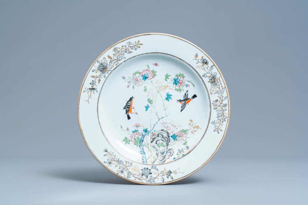 Un plat en porcelaine de Chine famille rose, grisaille et dor&eacute;, Yongzheng/Qianlong