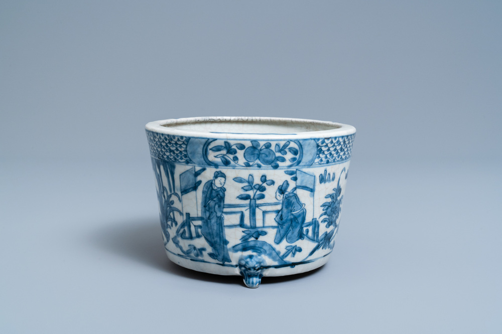 Een Chinese blauw-witte driepotige Swatow wierookbrander, Ming