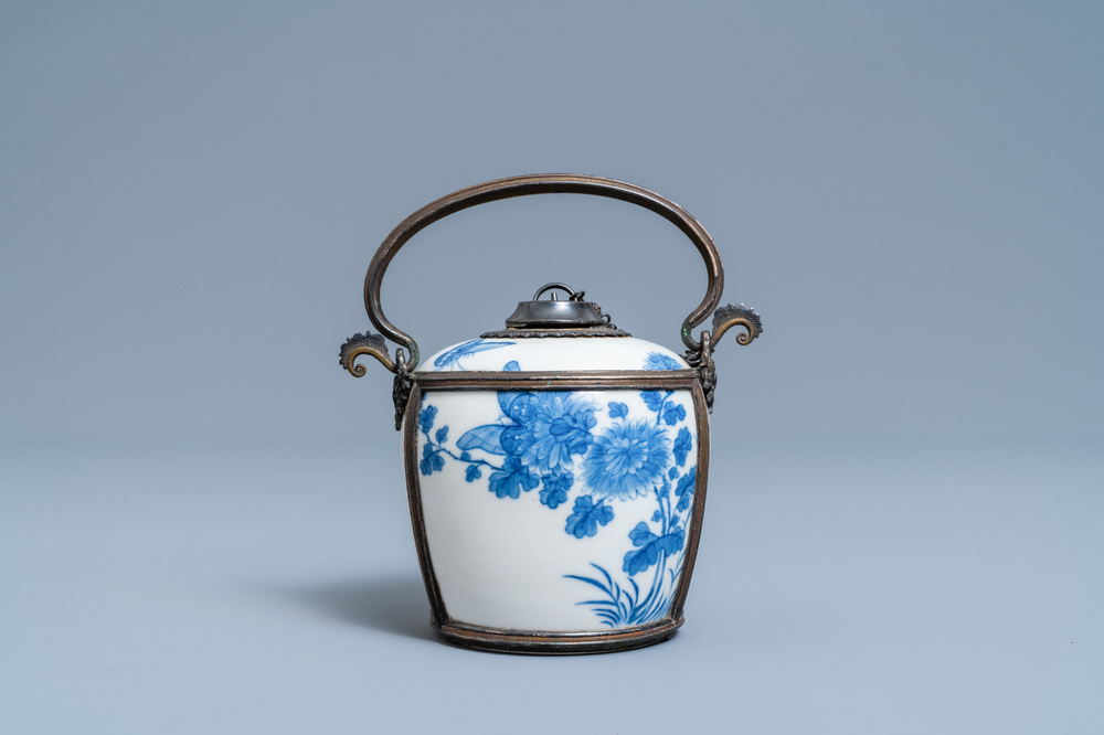 Une pipe &agrave; eau en porcelaine de Chine 'Bleu de Hue' pour le Vietnam, 19&egrave;me