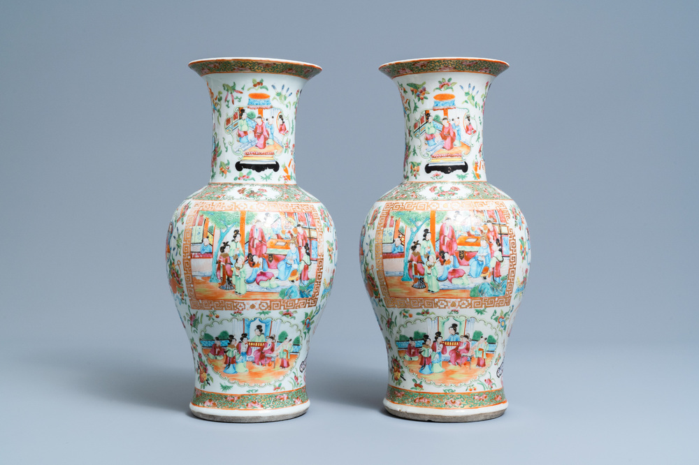 Een paar Chinese Canton famille rose vazen, 19e eeuw