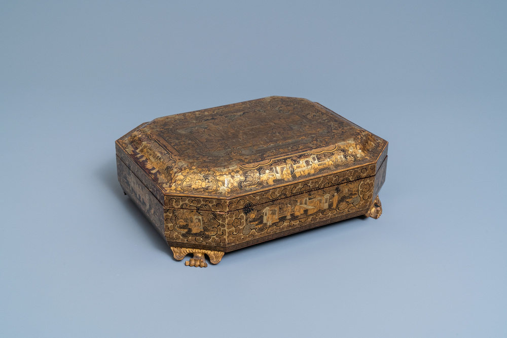 Une bo&icirc;te &agrave; jeux et ses accessoires en laque de Chine partiellement dor&eacute;e et nacre, Canton, 19&egrave;me