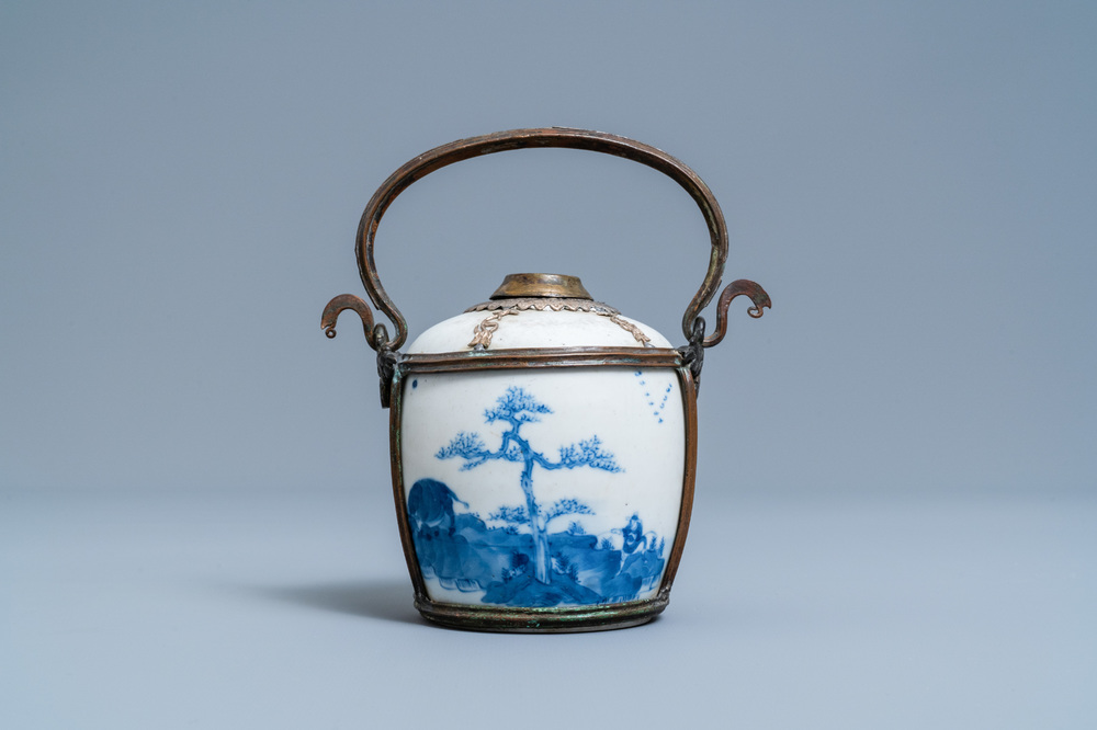 Une pipe &agrave; eau en porcelaine de Chine 'Bleu de Hue' pour le Vietnam, 19&egrave;me