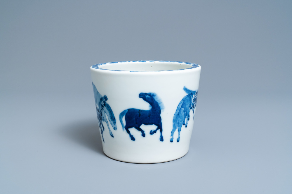 Une jardini&egrave;re en porcelaine de Chine en bleu et blanc &agrave; d&eacute;cor des 'Huit chevaux de Mu Wang', marque de Qianlong, 19&egrave;me