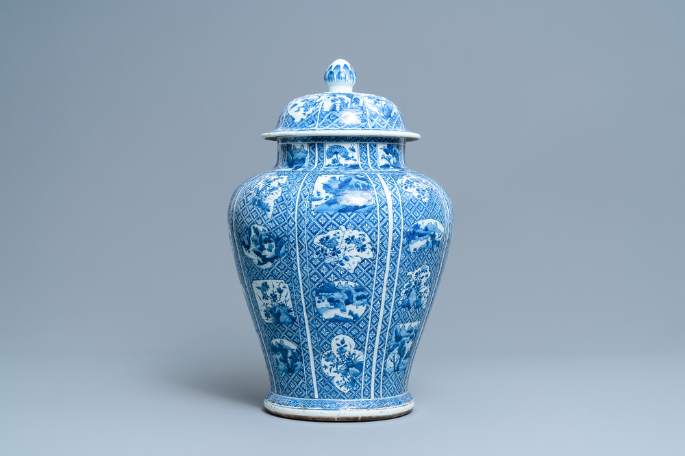 Un grand vase couvert en porcelaine de Chine en bleu et blanc, Kangxi