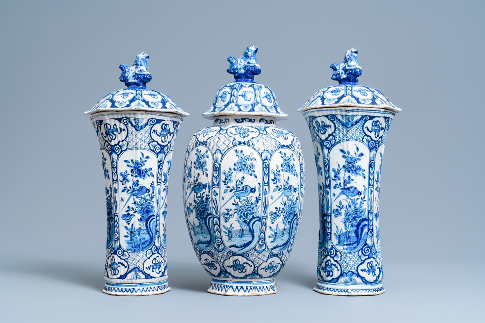 Een driedelig blauw-wit Delfts kaststel, 18e eeuw