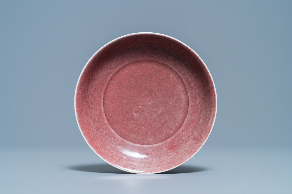 Une assiette en porcelaine de Chine foie de mulet monochrome, marque de Xuande, 19/20&egrave;me