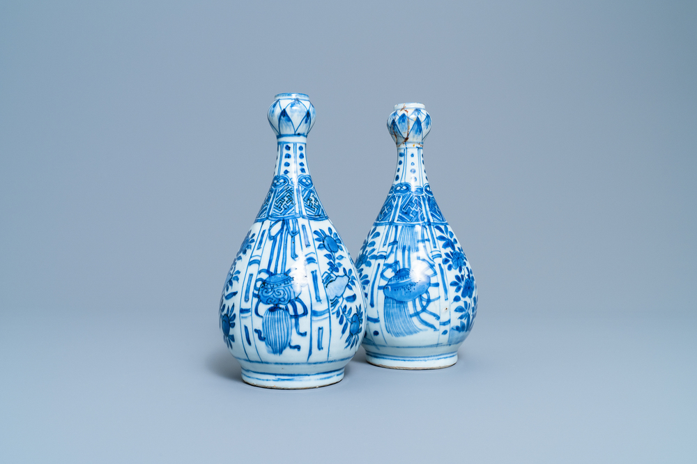 A pair of Chinese blue and white garlic-mouth bottle vases, Wanli