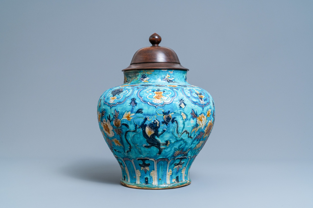 Un vase en porcelaine de Chine fahua &agrave; d&eacute;cor de lions bouddhistes, Ming