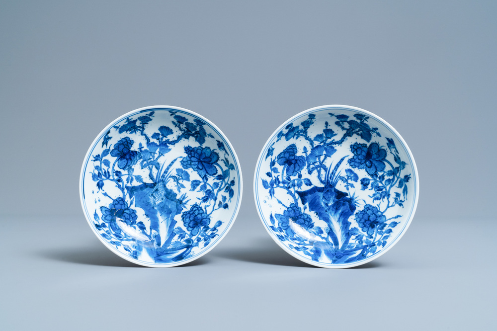 Een paar Chinese blauw-witte borden, Kangxi merk en periode