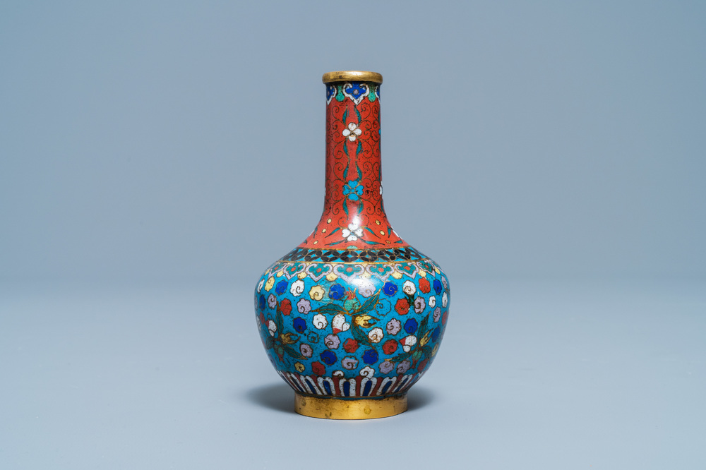Een Chinees flesvormig cloisonn&eacute; vaasje, 18/19e eeuw
