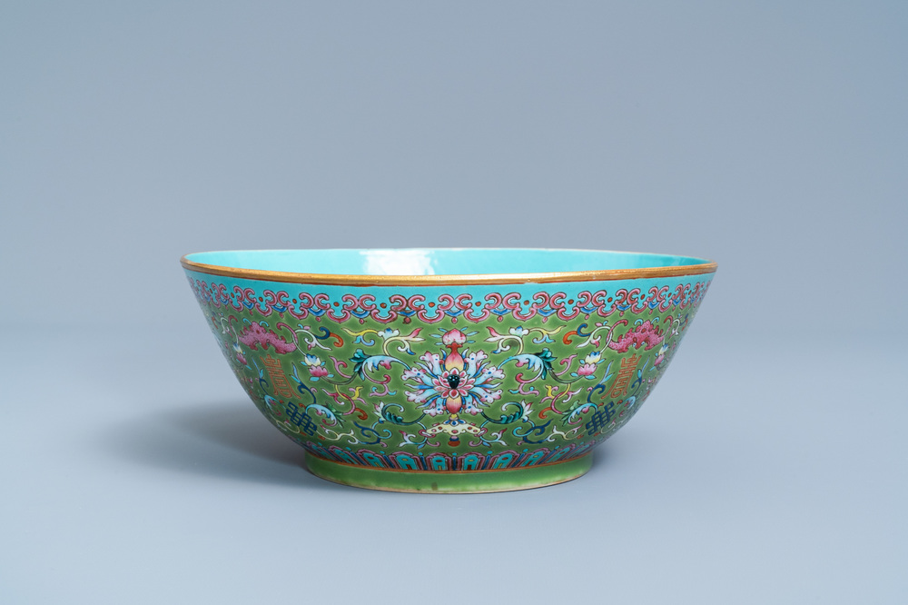 Un bol en porcelaine de Chine famille rose &agrave; fond vert, marque et &eacute;poque de Daoguang