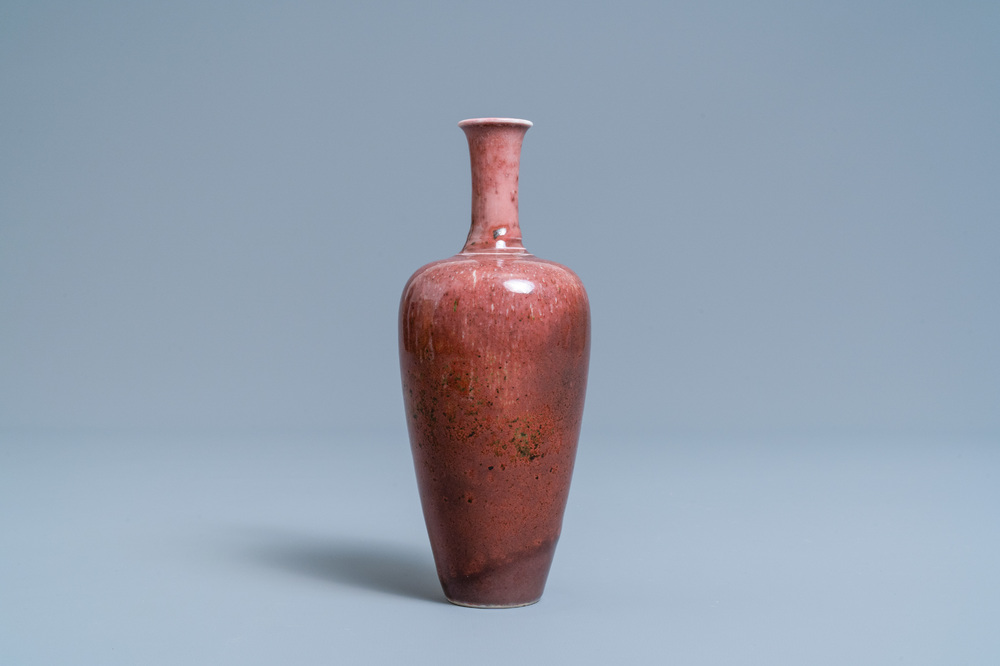 Un vase en porcelaine de Chine fleur de p&ecirc;che, marque de Kangxi, R&eacute;publique
