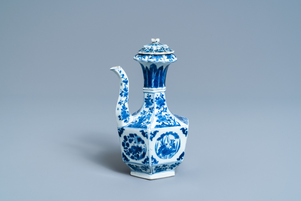 Un kendi de forme octagonale en porcelaine de Chine en bleu et blanc, Kangxi