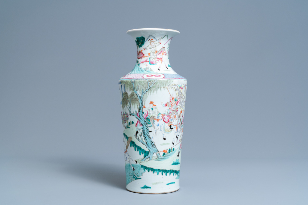 Un vase en porcelaine de Chine famille rose, 19&egrave;me