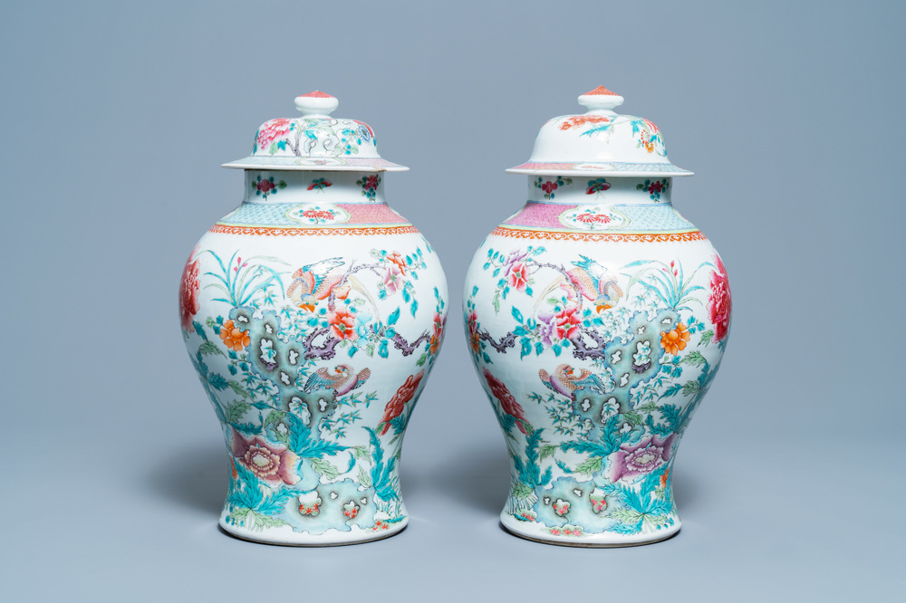 Une paire de vases couverts en porcelaine de Chine famille rose, marque de Qianlong, 19&egrave;me