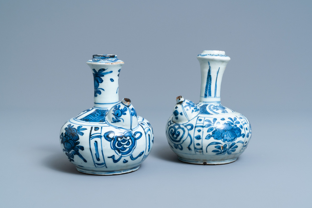 Deux kendi en porcelaine de Chine en bleu et blanc, Wanli