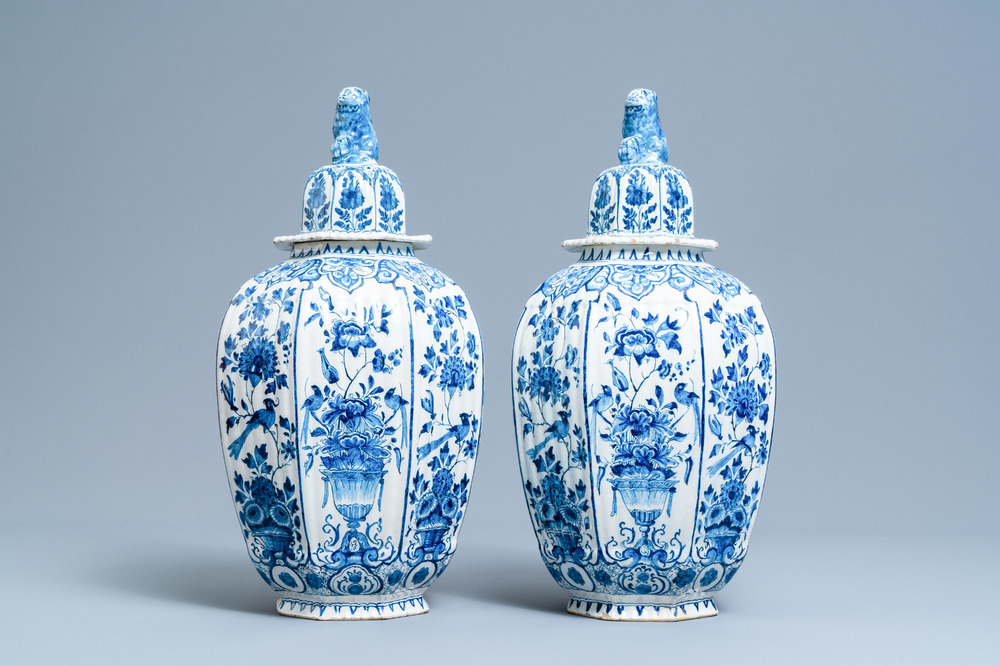 Een paar grote blauw-witte Delftse dekselvazen, 18e eeuw
