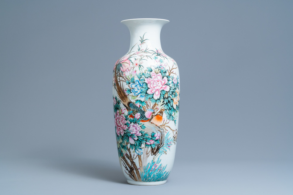 Un vase en porcelaine de Chine famille rose, marque de Qianlong, R&eacute;publique