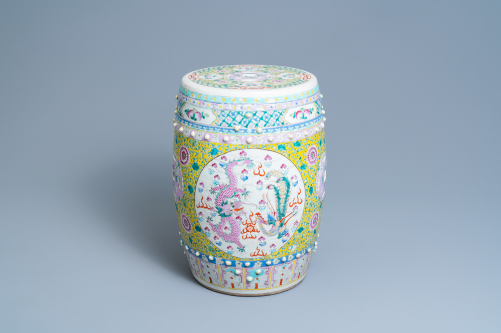 Un tabouret en porcelaine de Chine famille rose, 19&egrave;me