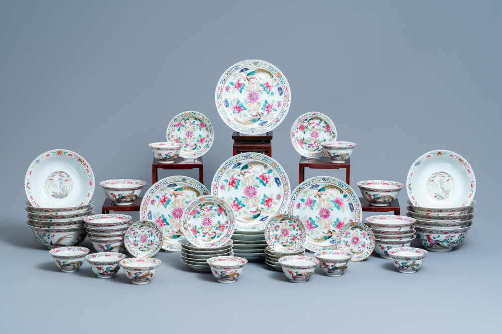 Un service de 56 pi&egrave;ces en porcelaine de Chine famille rose pour le march&eacute; Straits ou Peranakan, 19&egrave;me