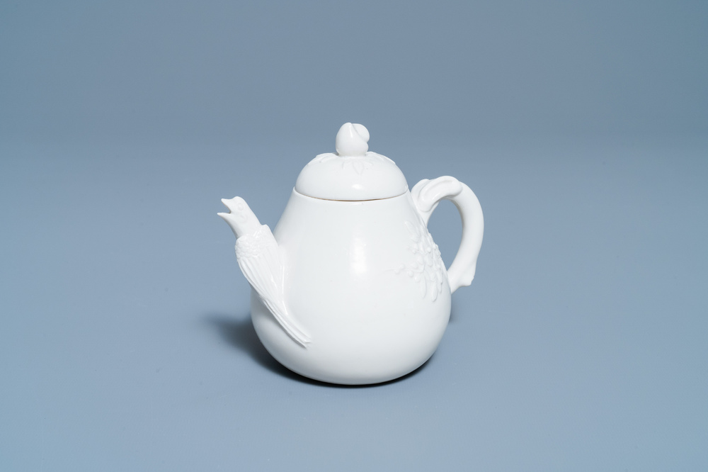 A Chinese Dehua blanc de Chine teapot, inscribed Yi Gong, 18/19th C.
