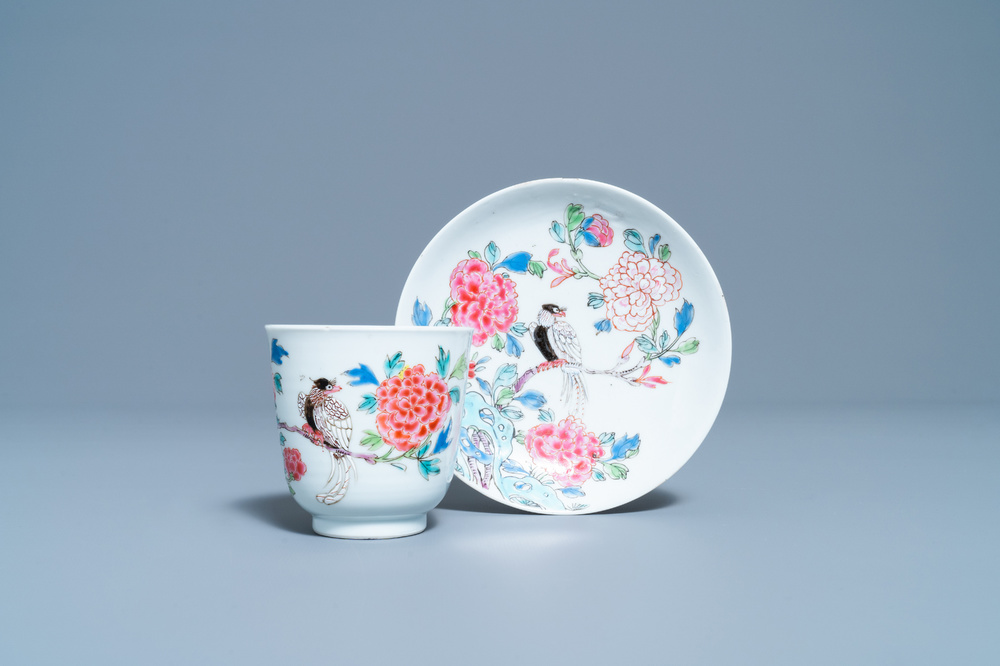 Une tasse et soucoupe en porcelaine de Chine famille rose, Yongzheng