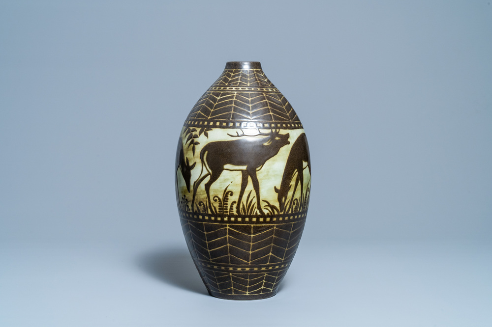 Charles Catteau pour Boch Fr&egrave;res K&eacute;ramis: un grand vase en gr&egrave;s &agrave; d&eacute;cor de biches, vers 1930
