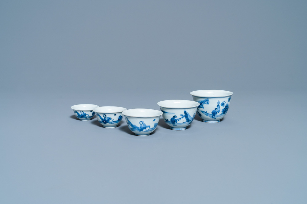Cinq bols en porcelaine de Chine en bleu et blanc, &eacute;poque Transition