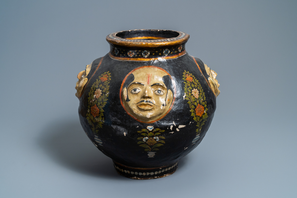 Een papier-mach&eacute; vaas met reli&euml;fdecor van gezichten, Kasjmier, India, 19e eeuw