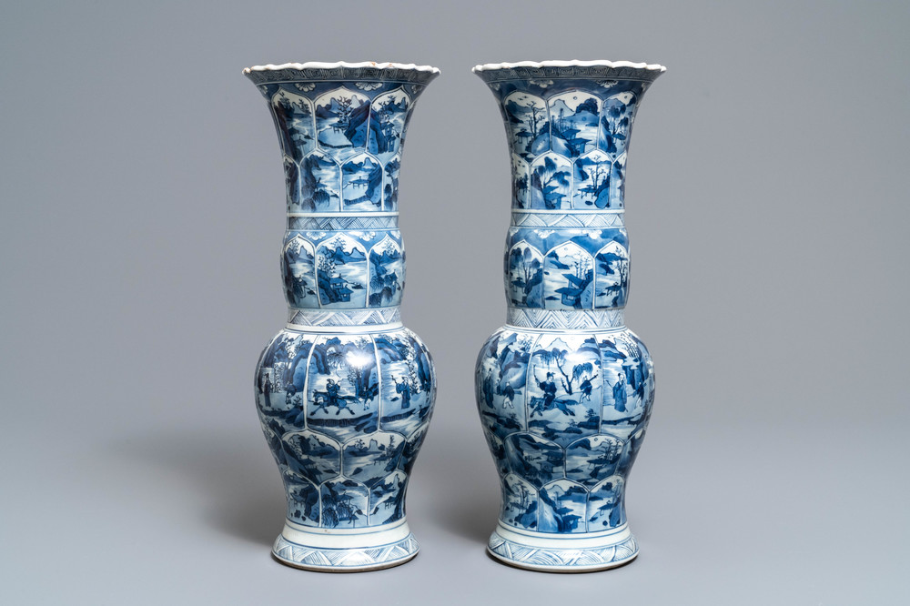 Une paire de vases de forme yenyen en porcelaine de Chine en bleu et blanc, Kangxi