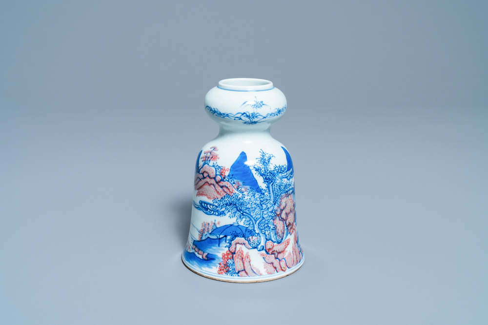 Een Chinese blauw-witte en koperrode vaas, 19/20e eeuw
