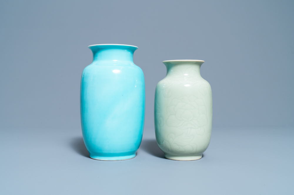 Twee Chinese monochrome celadon- en turquoise-geglazuurde vazen, 19/20e eeuw
