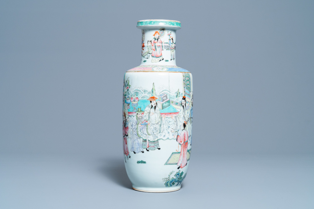Een Chinese famille rose rouleau vaas, 19/20e eeuw
