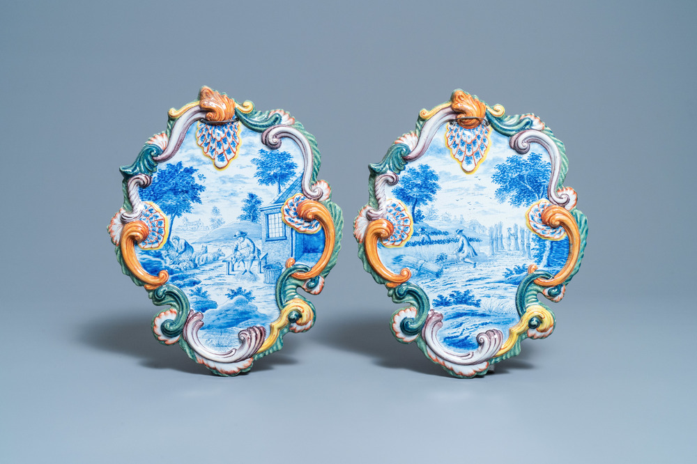 Een paar polychrome Delftse plaquettes met plattelandsvoorstellingen, 19e eeuw