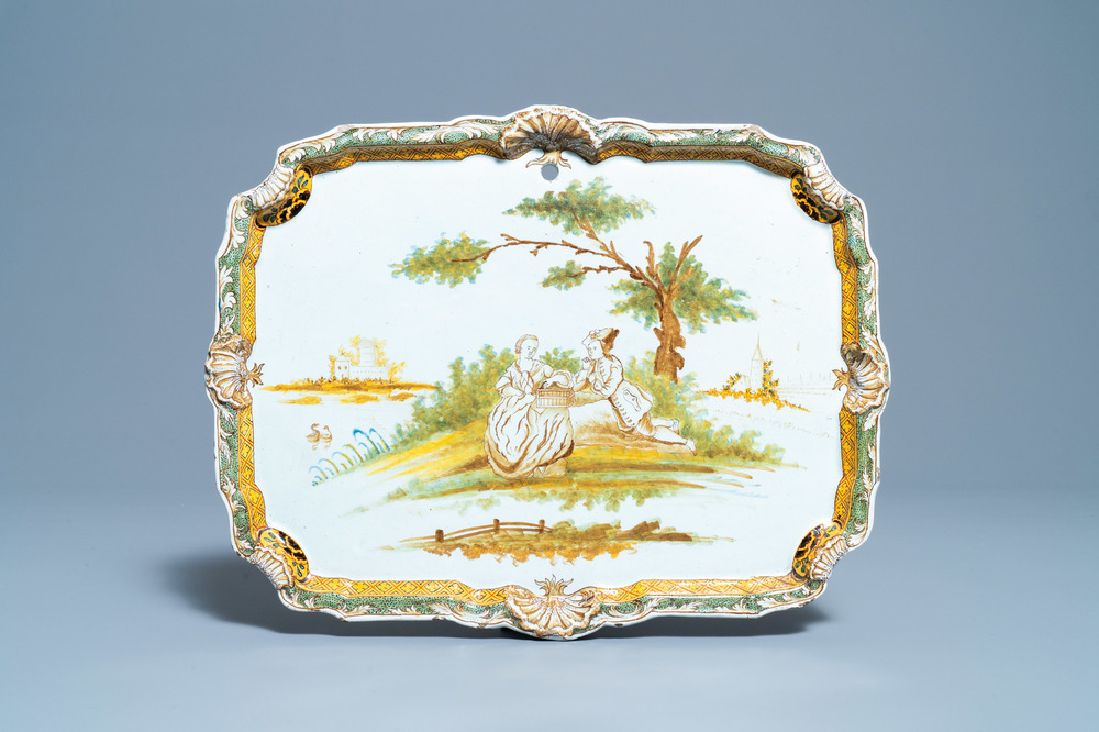 Een polychrome Delftse plaquette met romantisch decor in bruin, geel en groen, 18e eeuw
