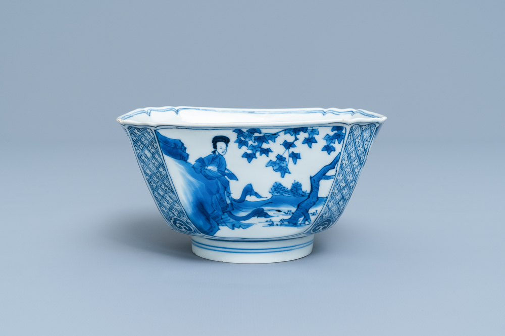 Un bol de forme carr&eacute;e en porcelaine de Chine en bleu et blanc, marque de Chenghua, Kangxi