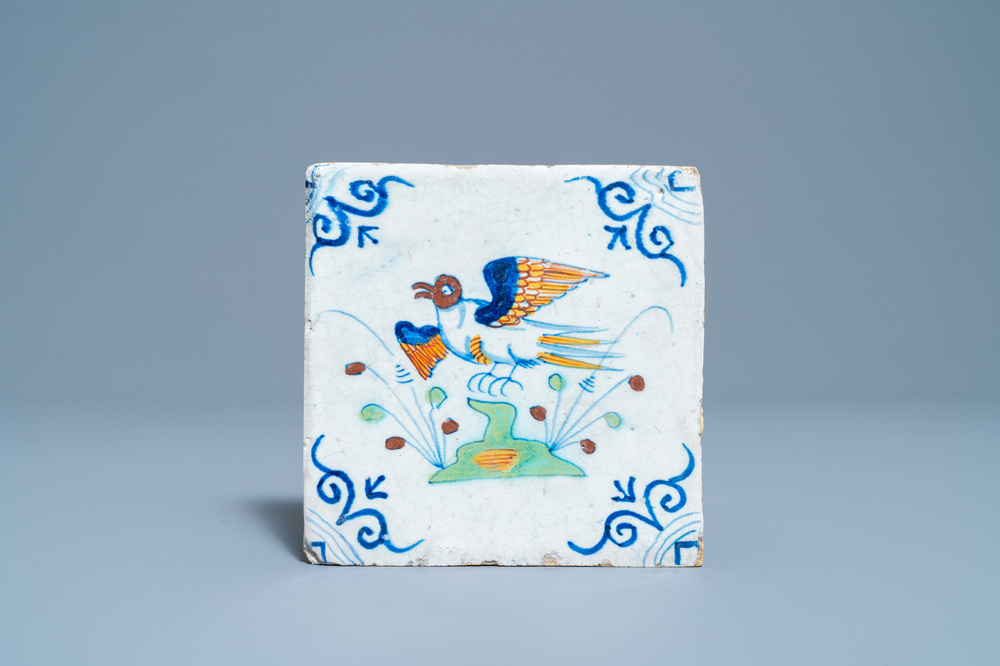 Een polychrome Delftse tegel met een vogel, 17e eeuw