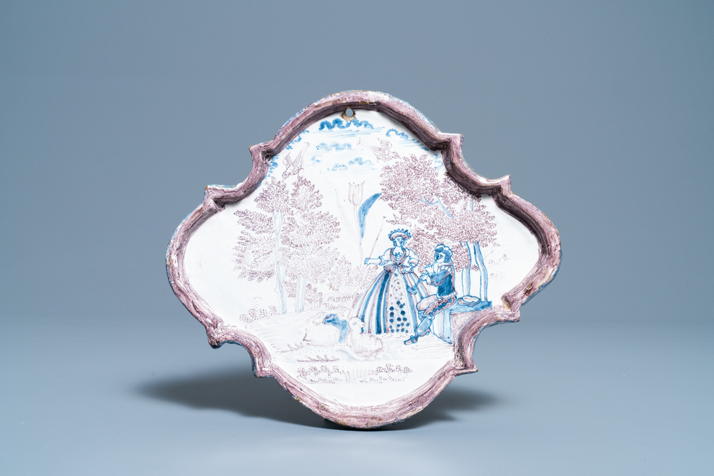 Une plaque en fa&iuml;ence de Delft en bleu et mangan&egrave;se &agrave; d&eacute;cor pastoral, 18&egrave;me