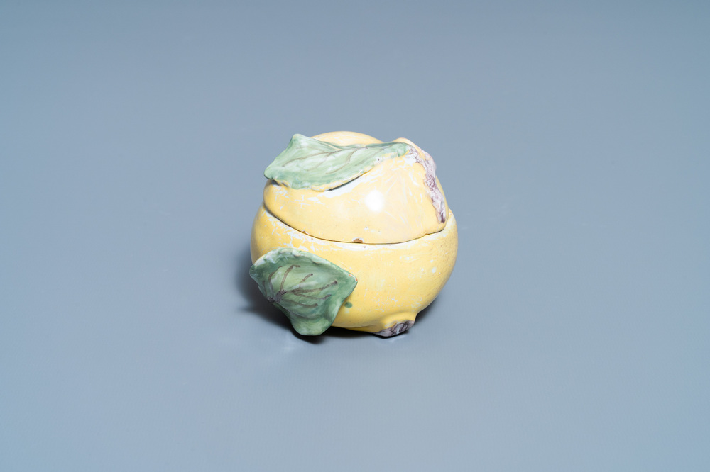 Une petite terrine couverte en forme de pomme en fa&iuml;ence polychrome, France, 18&egrave;me
