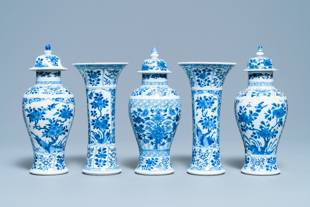 Une garniture de cinq vases en porcelaine de Chine en bleu et blanc, Kangxi