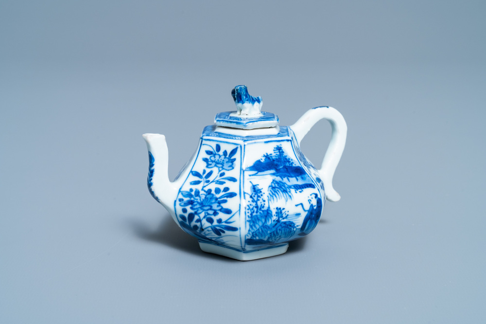 Une th&eacute;i&egrave;re couverte de forme hexagonale en porcelaine de Chine en bleu et blanc, Kangxi