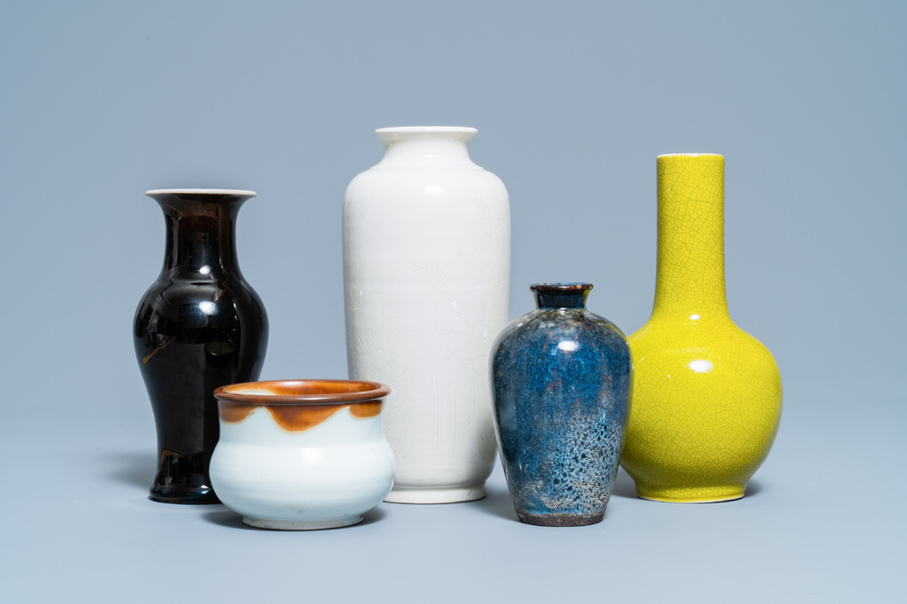 A varied collection of four monochrome Chinese and Japanese vases and a censer, 19/20th C.