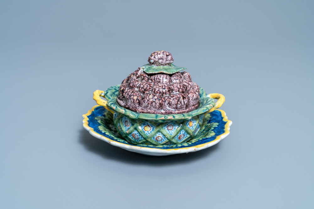 Een polychrome Delftse 'bessen' terrine op onderschotel, 18e eeuw