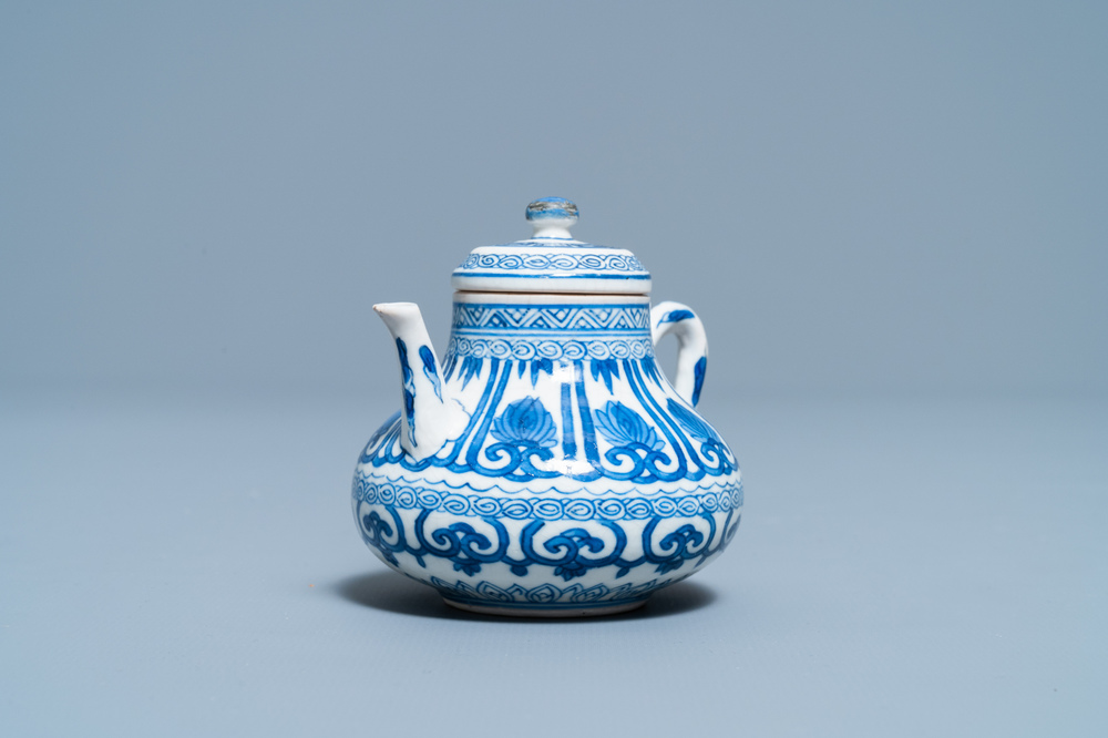 Une th&eacute;i&egrave;re miniature en porcelaine de Chine p&acirc;te tendre en bleu et blanc, Kangxi