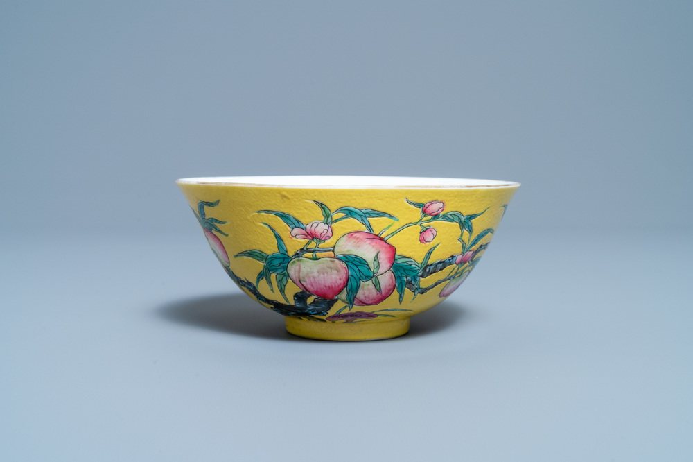 Un bol en porcelaine de Chine famille rose &agrave; fond jaune &agrave; d&eacute;cor de neuf p&ecirc;ches, marque et &eacute;poque de Guangxu