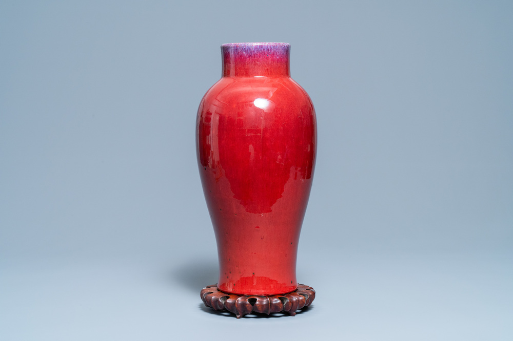 Un vase en porcelaine de Chine &agrave; &eacute;mail flamb&eacute;, 19&egrave;me