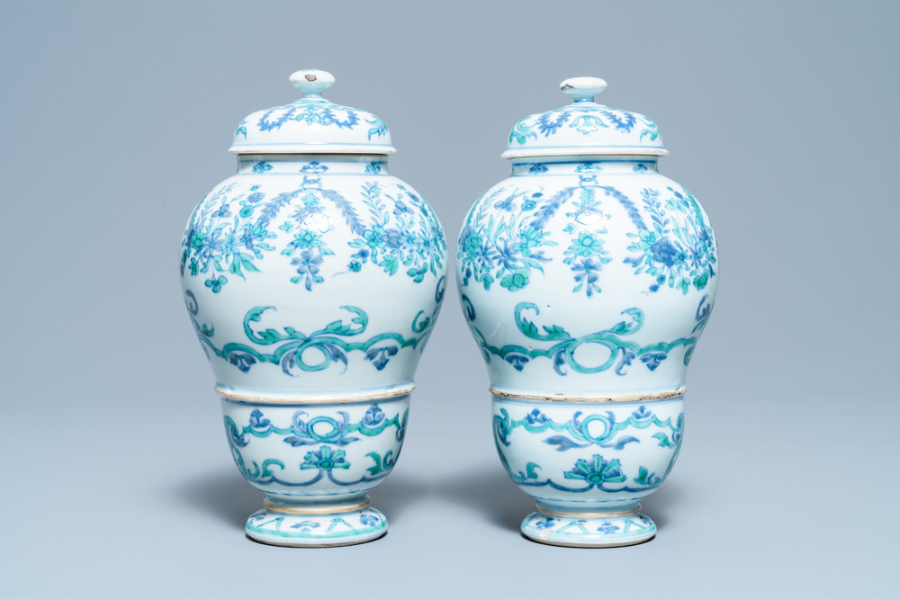 A pair of rare Chinese export porcelain urns and covers, Qianlong